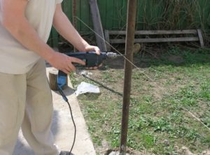 Как закрепить сетку рабицу к металлическим столбам