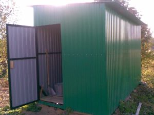 Как построить сарай из профнастила своими руками