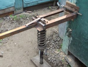 Приспособление для сжатия пружин стойки своими руками