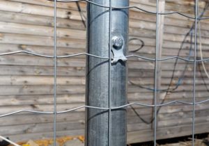 Как крепить сварную сетку к профильной трубе