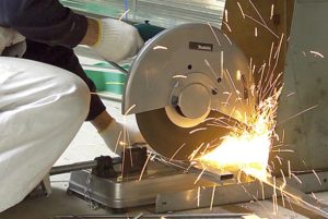 Можно ли торцовочной пилой резать металл