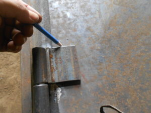 Как правильно приварить петли на металлическую дверь