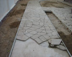 Укладка плитняка на бетонное основание своими руками