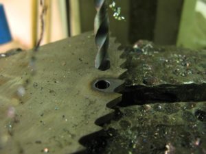 Как просверлить отверстие в каленом металле