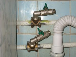 Как врезаться в водопроводную трубу без сварки