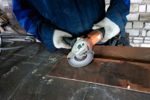 Удаление ржавчины с металла перед покраской