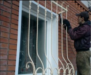 Установка решеток на окна своими руками