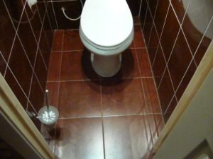 Плитка на пол в туалете своими руками