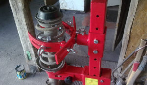 Приспособление для сжатия пружин стойки своими руками