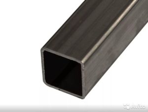 Металлический профиль квадратного сечения