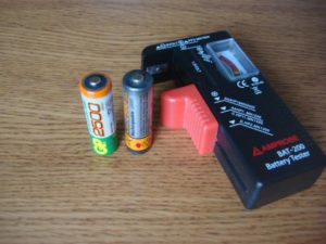 Как проверить заряд батарейки без приборов