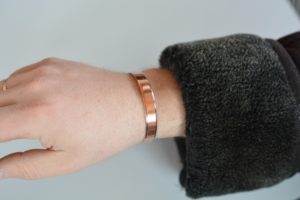 Как правильно носить медный браслет на руке