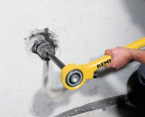 Нарезка резьбы на нержавеющей трубе вручную