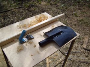 Как сделать держак для лопаты своими руками