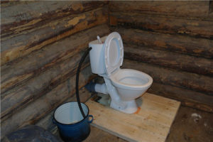 Теплый туалет в деревенском доме своими руками
