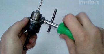 Как вытащить сверло из дрели без ключа