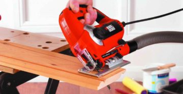 Как работать электролобзиком по дереву