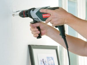 Как сверлить бетонную стену дрелью