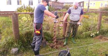 Бурим дыры под столбы своими руками