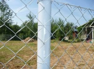 Как закрепить сетку рабицу к металлическим столбам