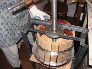 Изготовление пресса для винограда своими руками