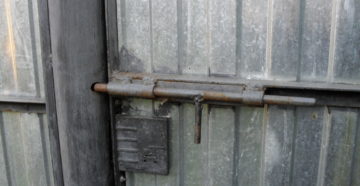 Как сделать засов на калитку своими руками