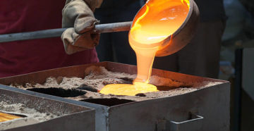 Заливка металла в формы