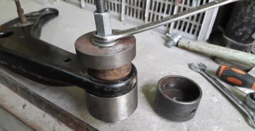 Как выпрессовать сайлентблок из рычага своими руками