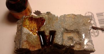 На каком металле йод белеет