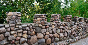 Забор из булыжника своими руками