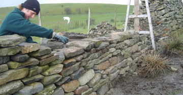 Как сделать забор из камня своими руками