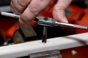 Как нарезать внутреннюю резьбу в металле