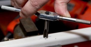 Как нарезать внутреннюю резьбу в металле