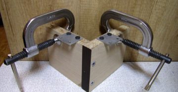 Угловая струбцина для сборки мебели своими руками