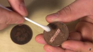 Как почистить медную монету от зеленого налета
