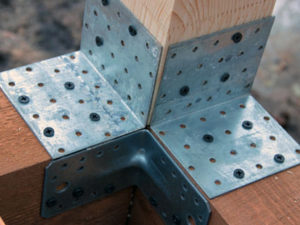 Металлические уголки для крепления деревянных конструкций