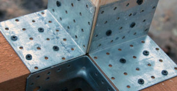 Металлические уголки для крепления деревянных конструкций