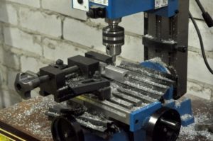 Как работать на фрезерном станке по металлу