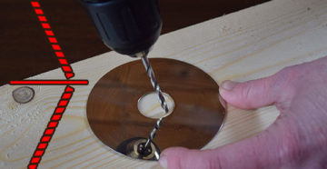 Как просверлить вертикальное отверстие дрелью