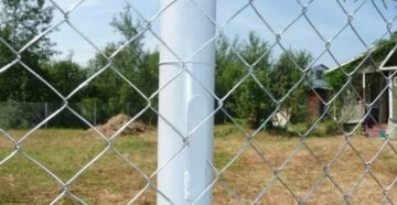 Как крепить сетку рабицу к металлическим столбам