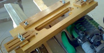 Приспособление для врезки дверных замков и петель