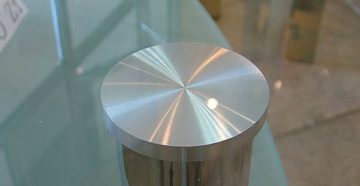 Чем приклеить металлическую ножку к стеклянному столу