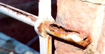 Коррозию металлических изделий уменьшают