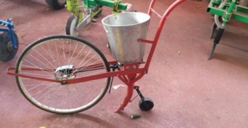 Как сделать ручную сеялку своими руками